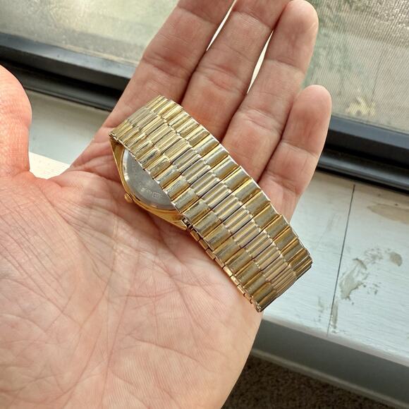 Vintage Pulsar V533-8A70 Gold Tone Quartz Men’s Watch Day Date Stretch Band 34mm - Picture 8 of 8